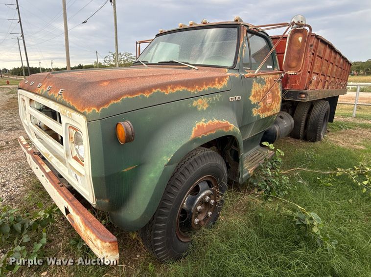 image for item FV2043 1976 Dodge D600 grain truck