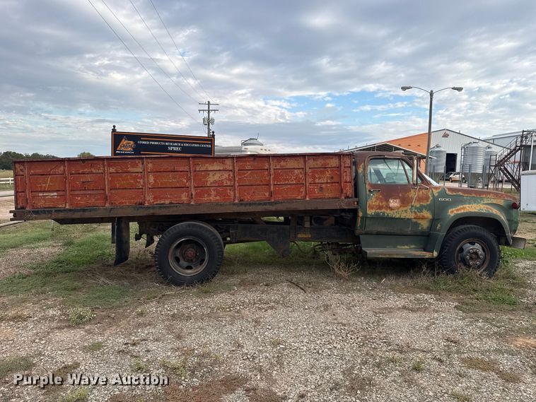 image for item FV2043 1976 Dodge D600 grain truck
