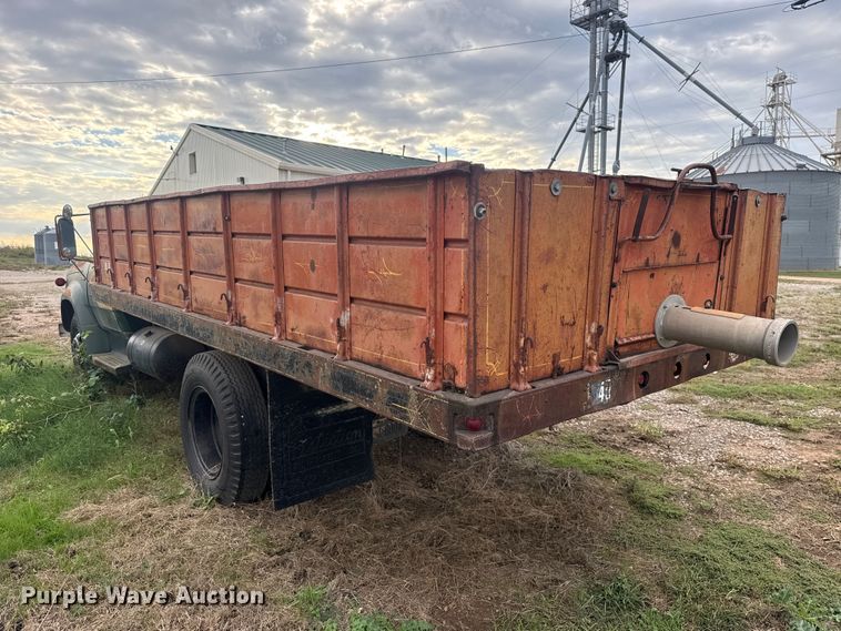 image for item FV2043 1976 Dodge D600 grain truck