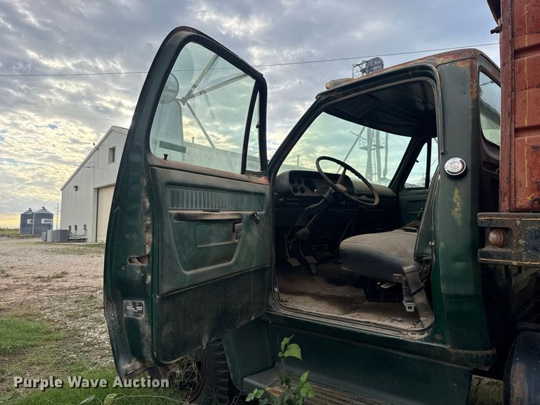 image for item FV2043 1976 Dodge D600 grain truck