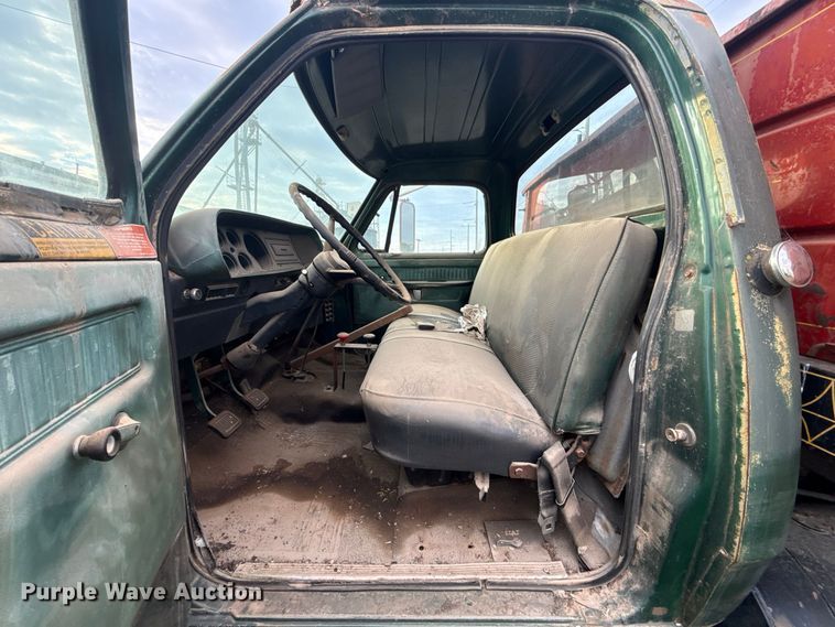 image for item FV2043 1976 Dodge D600 grain truck