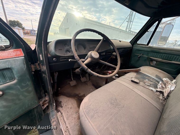 image for item FV2043 1976 Dodge D600 grain truck