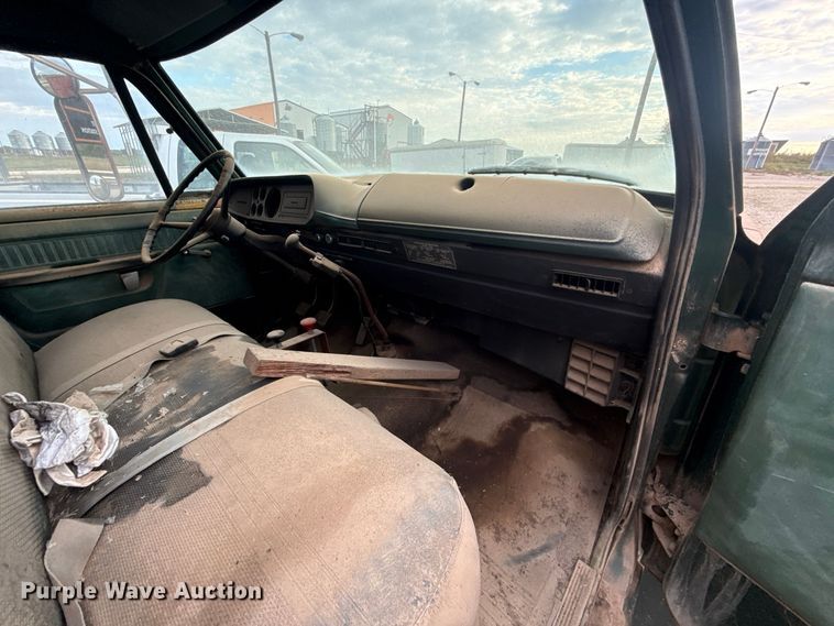 image for item FV2043 1976 Dodge D600 grain truck