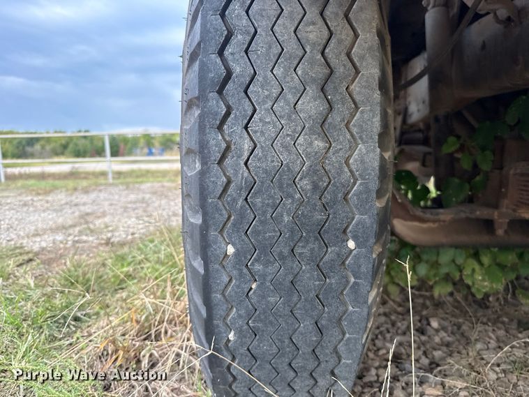 image for item FV2043 1976 Dodge D600 grain truck