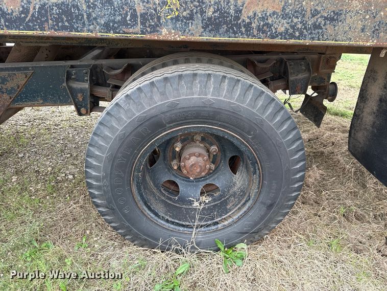 image for item FV2043 1976 Dodge D600 grain truck