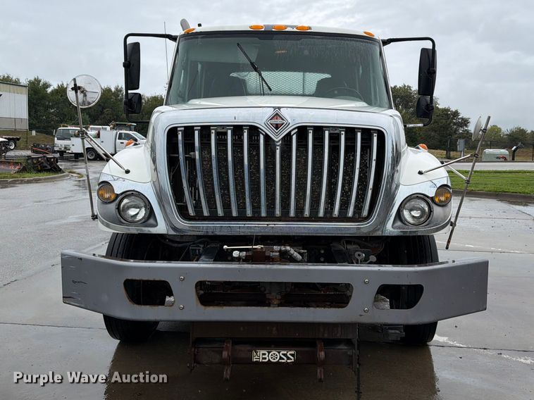 image for item NF9536 2012 International WorkStar 7300 Crew Cab flatbed truck