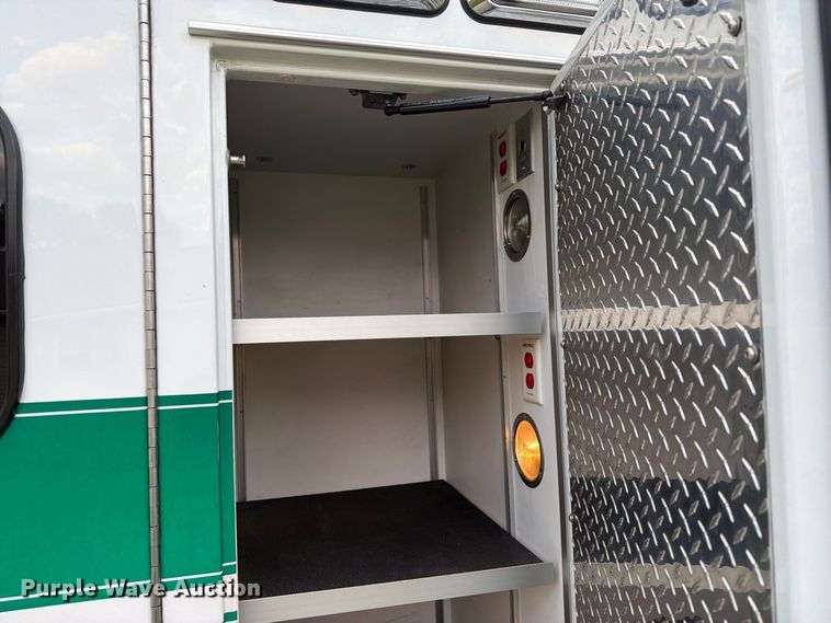 image for item OE9722 2010 Chevrolet Express 4500 ambulance