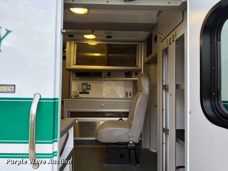 image for item OE9722 2010 Chevrolet Express 4500 ambulance