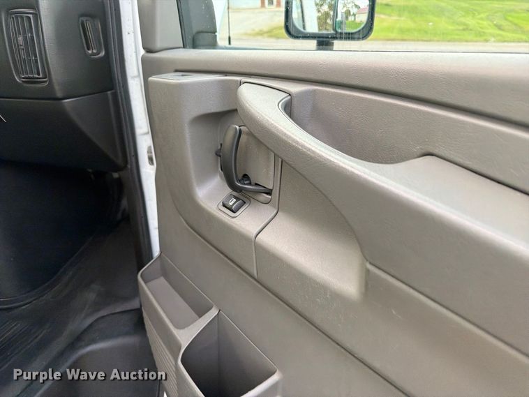 image for item OE9722 2010 Chevrolet Express 4500 ambulance
