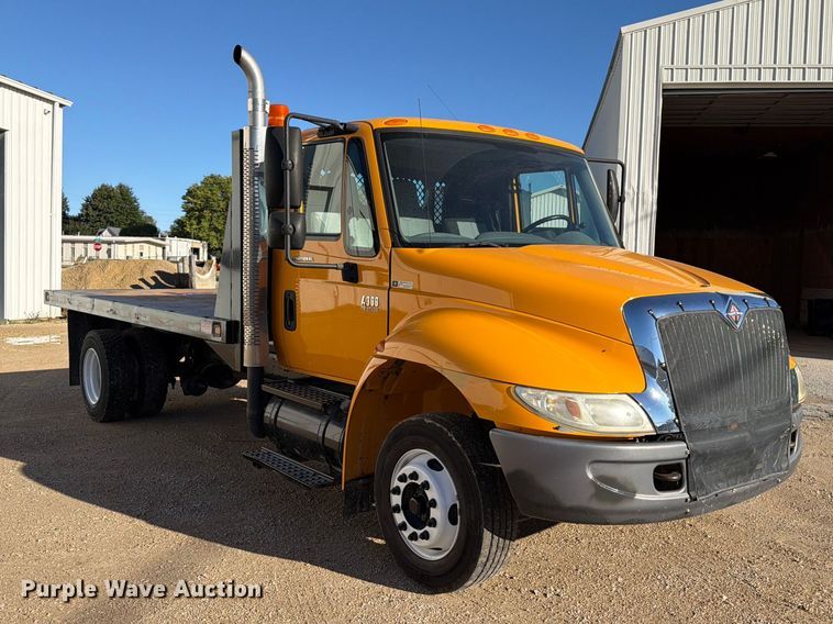 image for item OE9744 2007 International DuraStar 4300 flatbed truck