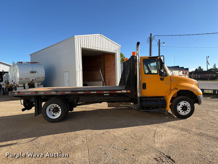 image for item OE9744 2007 International DuraStar 4300 flatbed truck