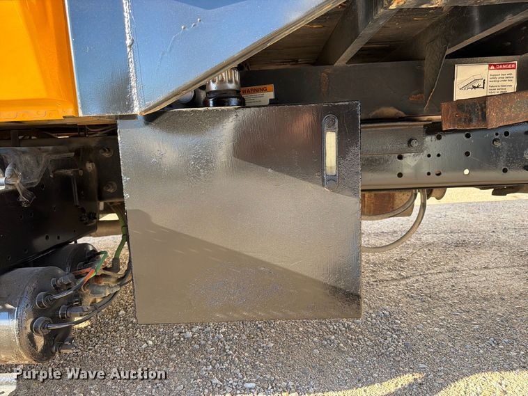 image for item OE9744 2007 International DuraStar 4300 flatbed truck