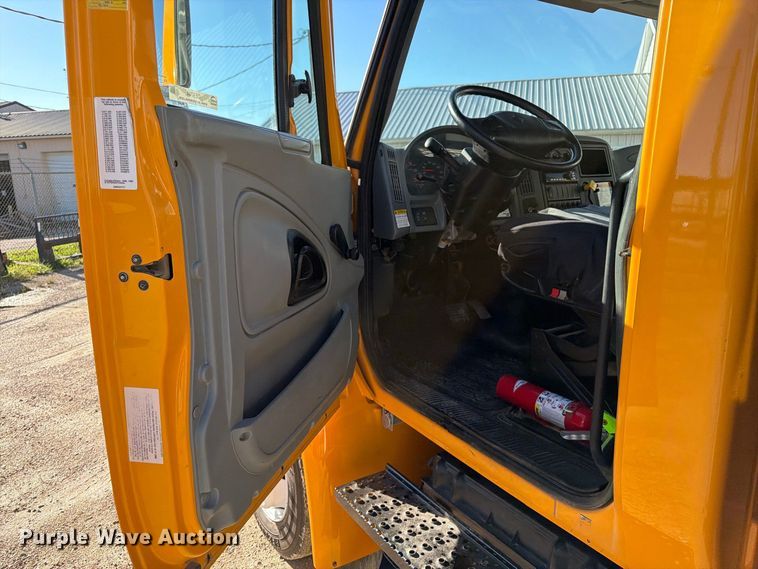 image for item OE9744 2007 International DuraStar 4300 flatbed truck