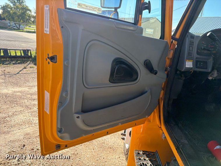 image for item OE9744 2007 International DuraStar 4300 flatbed truck