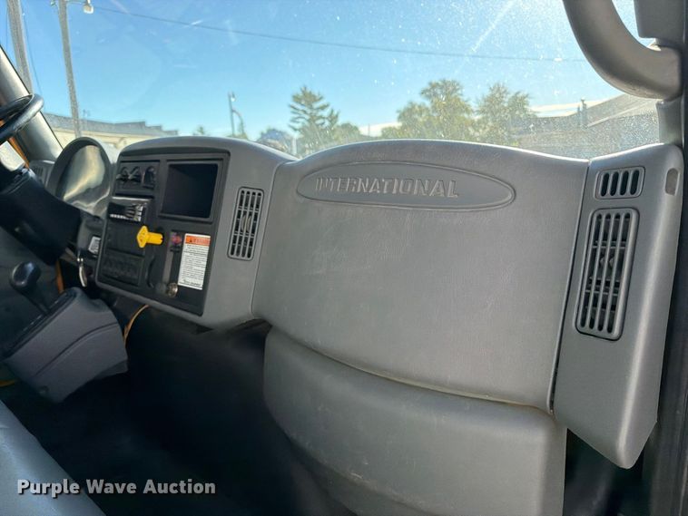 image for item OE9744 2007 International DuraStar 4300 flatbed truck