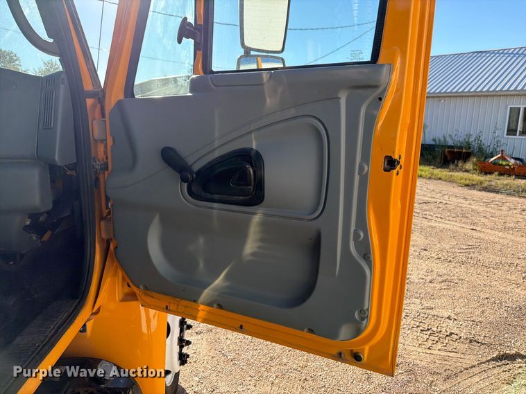 image for item OE9744 2007 International DuraStar 4300 flatbed truck