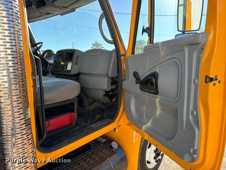 image for item OE9744 2007 International DuraStar 4300 flatbed truck