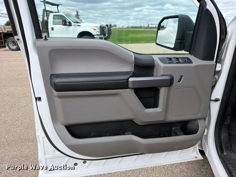 image for item FH6472 2020 Ford F150 XLT Crew Cab pickup truck