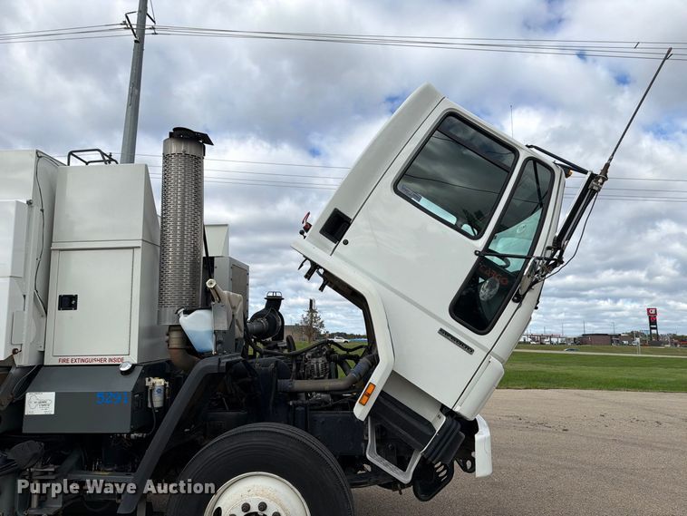 2006 Sterling SC8000