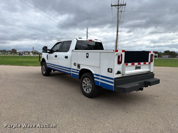 image for item FH6499 2022 Ford F250 Super Duty Crew Cab utility bed pickup truck