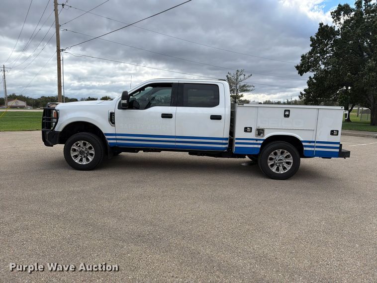 image for item FH6499 2022 Ford F250 Super Duty Crew Cab utility bed pickup truck