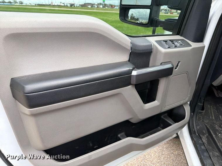 image for item FH6499 2022 Ford F250 Super Duty Crew Cab utility bed pickup truck