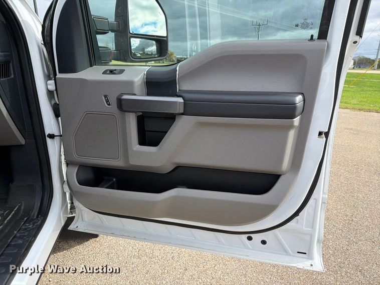 image for item FH6499 2022 Ford F250 Super Duty Crew Cab utility bed pickup truck