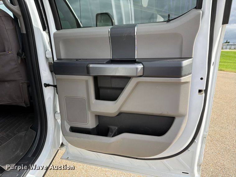 image for item FH6499 2022 Ford F250 Super Duty Crew Cab utility bed pickup truck