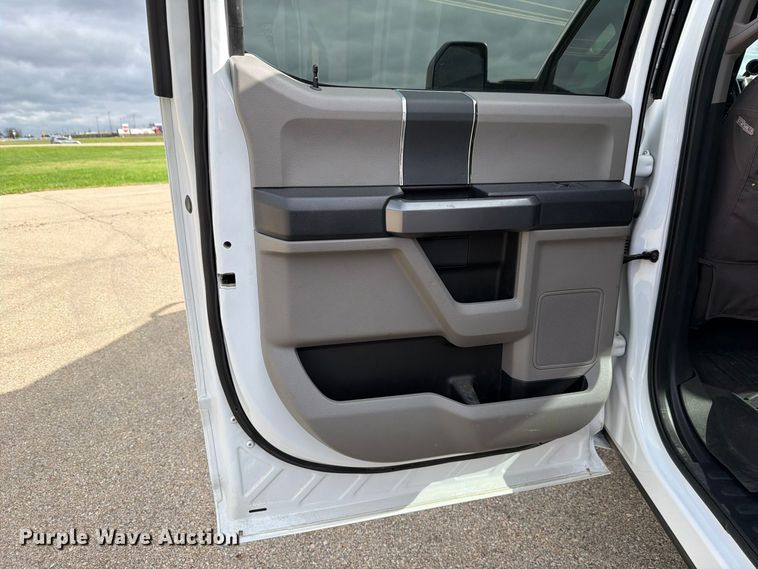 image for item FH6499 2022 Ford F250 Super Duty Crew Cab utility bed pickup truck