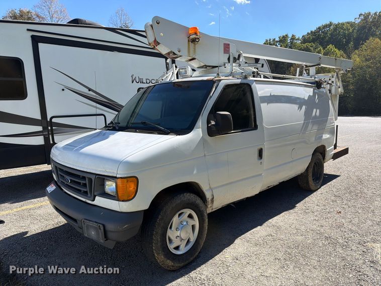 image for item DT2953 2006 Ford E350 van with bucket lift