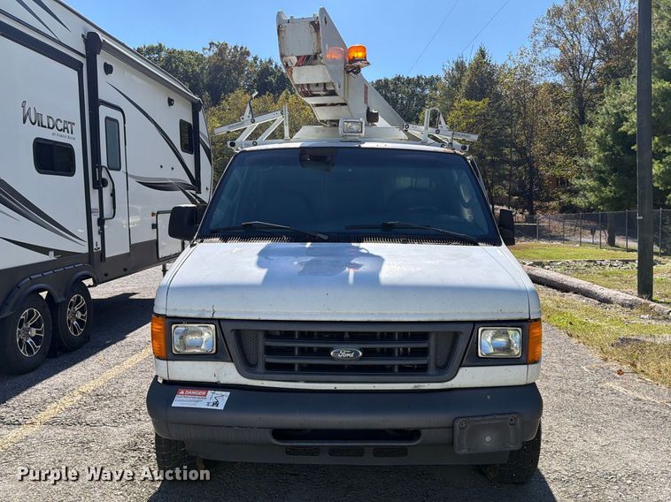 image for item DT2953 2006 Ford E350 van with bucket lift