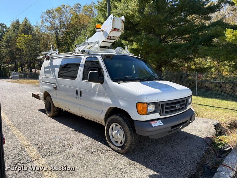 image for item DT2953 2006 Ford E350 van with bucket lift