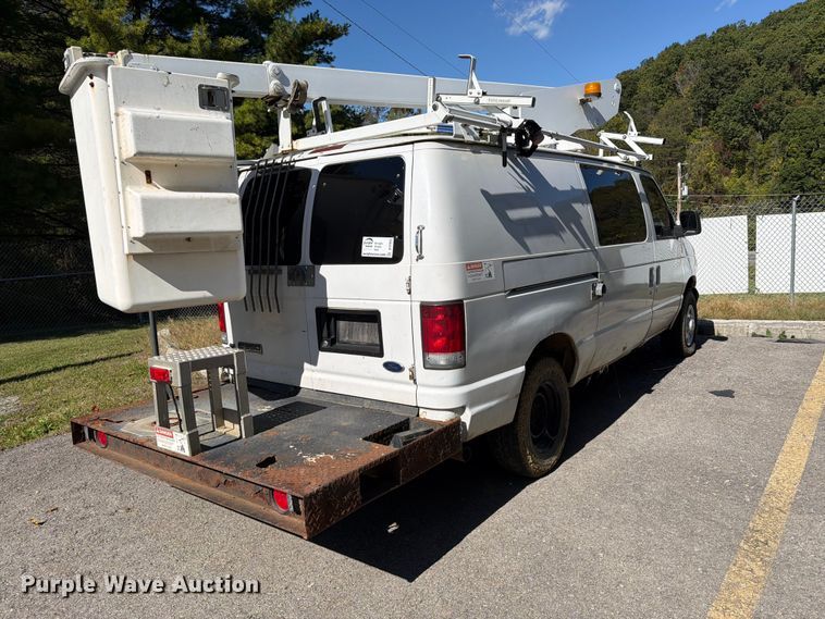 image for item DT2953 2006 Ford E350 van with bucket lift