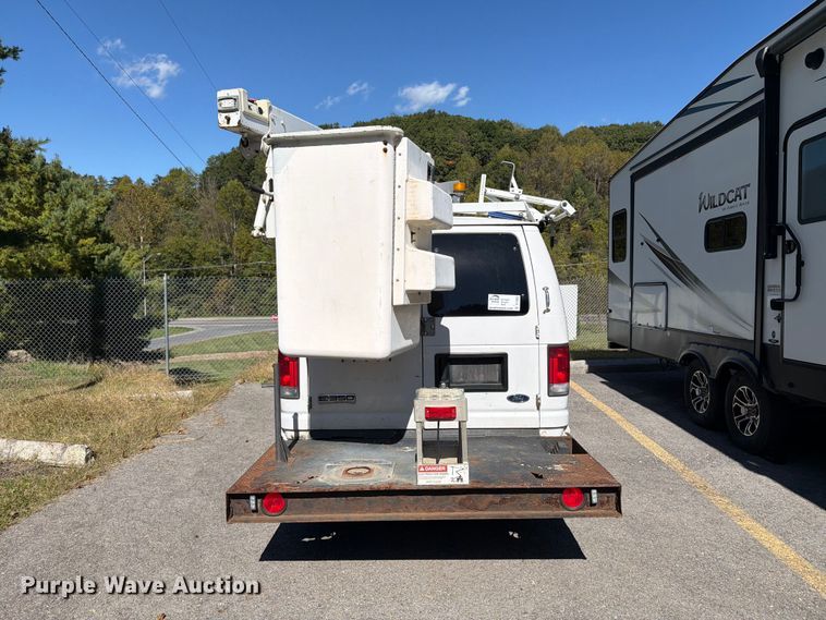 image for item DT2953 2006 Ford E350 van with bucket lift