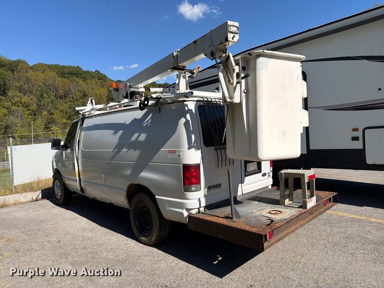 image for item DT2953 2006 Ford E350 van with bucket lift