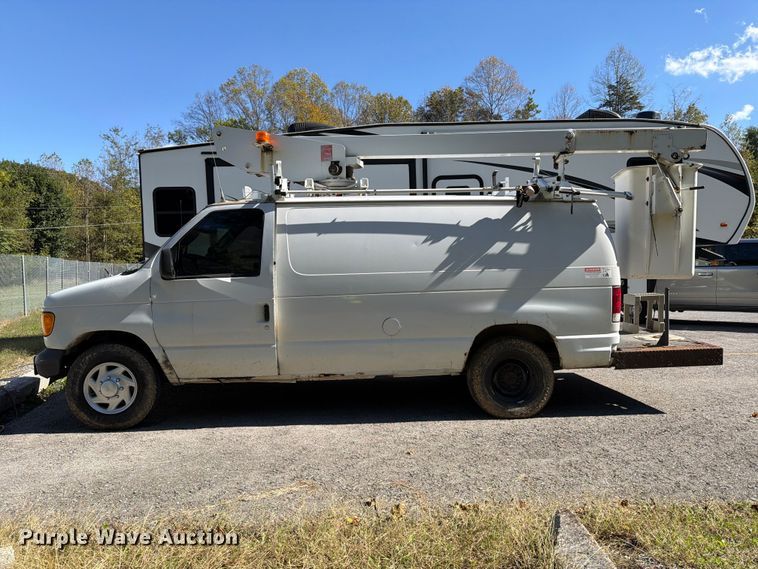 image for item DT2953 2006 Ford E350 van with bucket lift