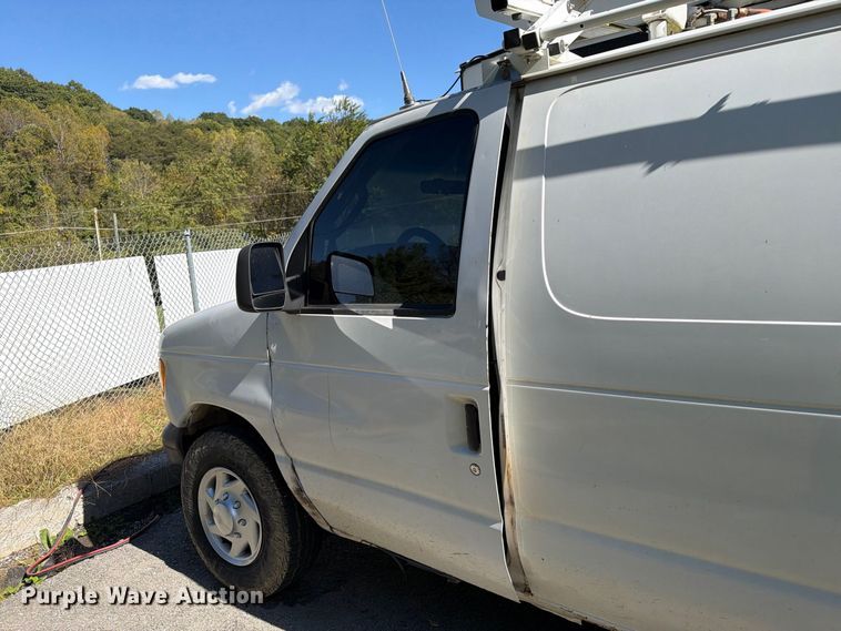 image for item DT2953 2006 Ford E350 van with bucket lift