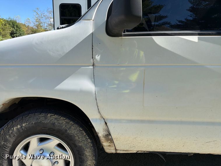 image for item DT2953 2006 Ford E350 van with bucket lift