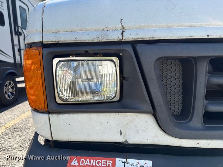image for item DT2953 2006 Ford E350 van with bucket lift
