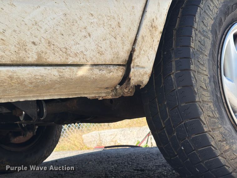 image for item DT2953 2006 Ford E350 van with bucket lift