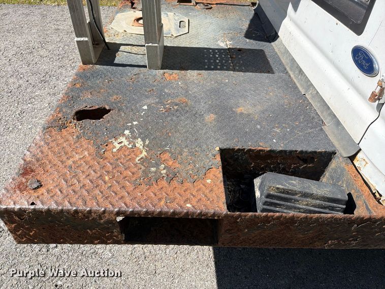 image for item DT2953 2006 Ford E350 van with bucket lift