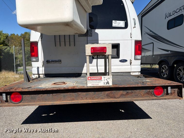 image for item DT2953 2006 Ford E350 van with bucket lift