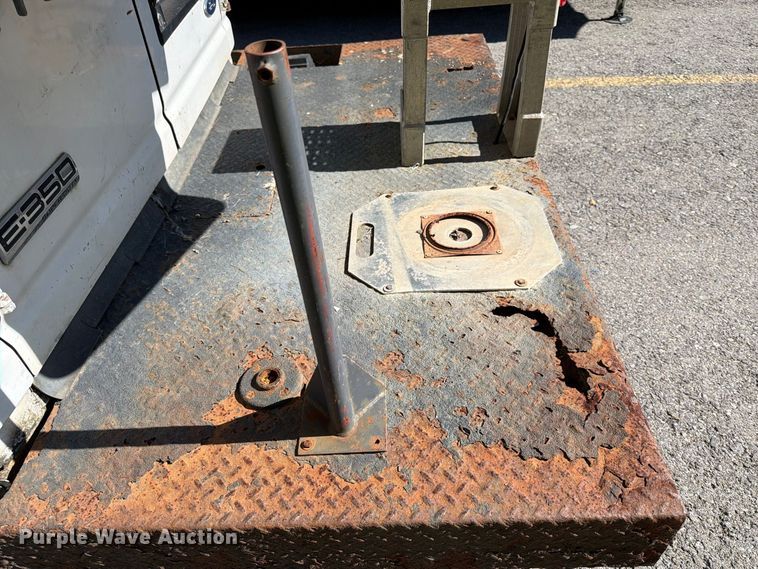 image for item DT2953 2006 Ford E350 van with bucket lift