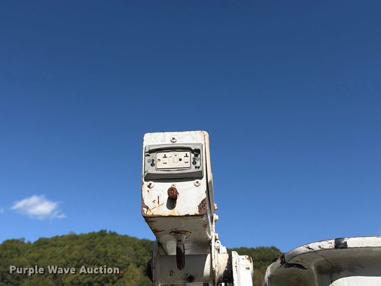 image for item DT2953 2006 Ford E350 van with bucket lift