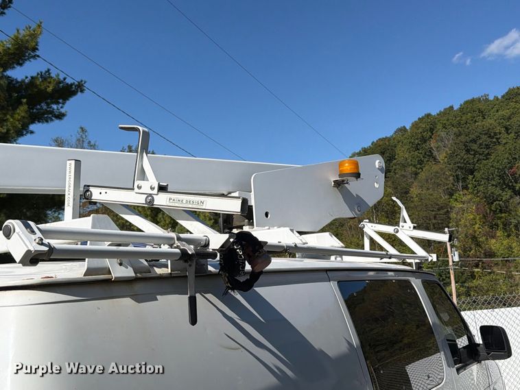 image for item DT2953 2006 Ford E350 van with bucket lift
