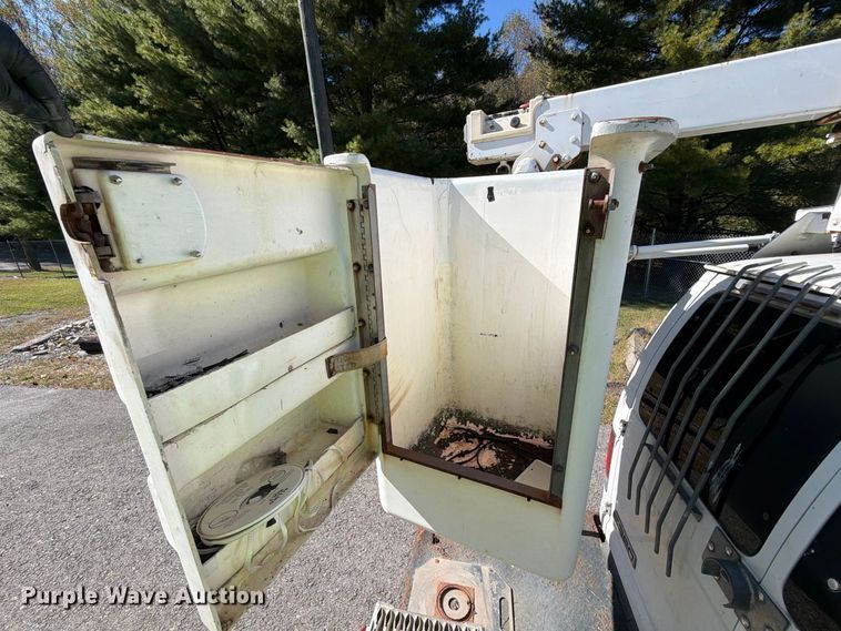 image for item DT2953 2006 Ford E350 van with bucket lift
