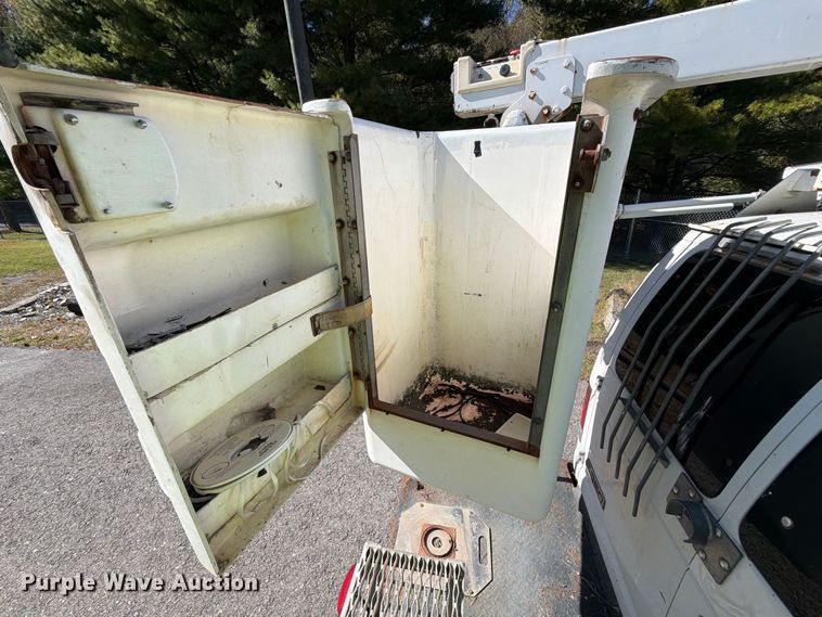 image for item DT2953 2006 Ford E350 van with bucket lift