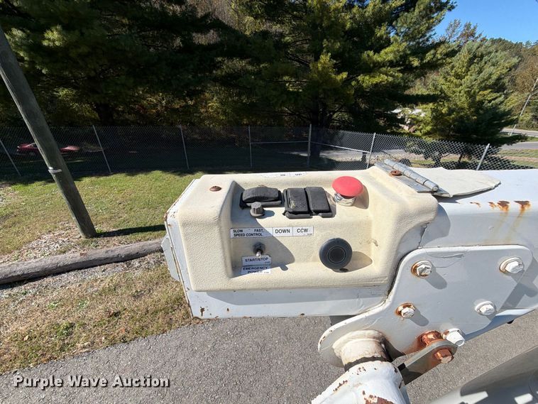 image for item DT2953 2006 Ford E350 van with bucket lift