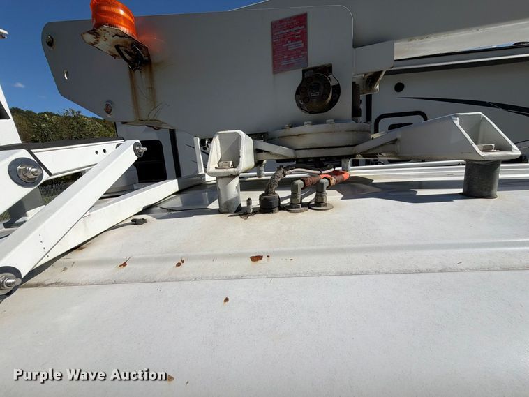 image for item DT2953 2006 Ford E350 van with bucket lift