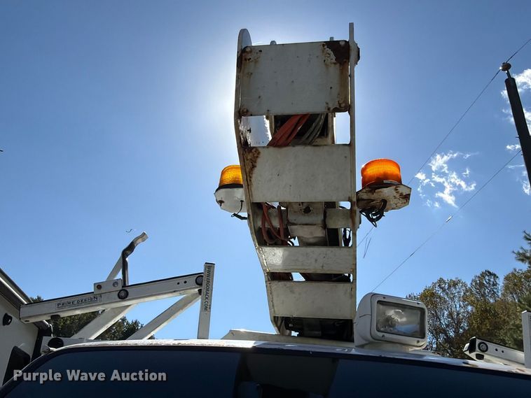 image for item DT2953 2006 Ford E350 van with bucket lift